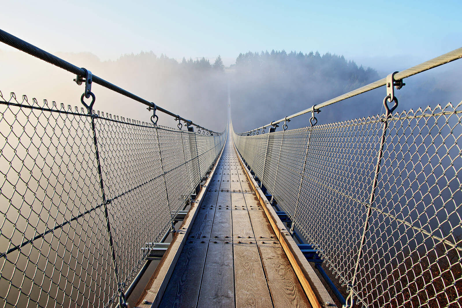 Hängebrücke im Nebel - Das andere Ende sieht man kaum