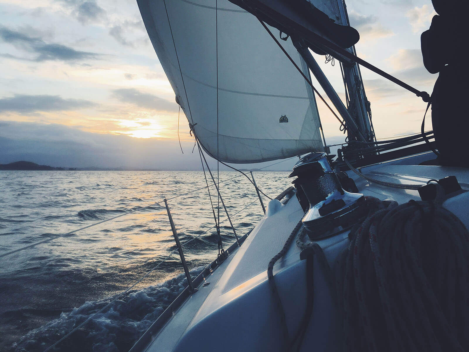 Segelyacht im ruhigen Gewässer nach einem Sturm