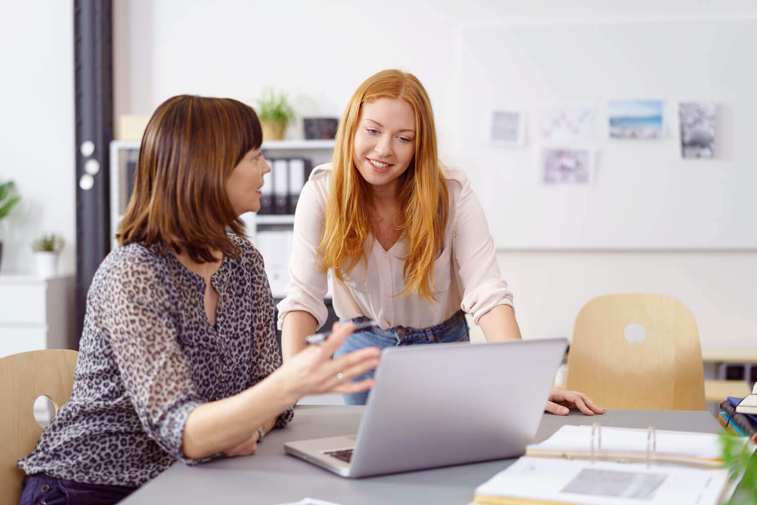 Zwei junge Frauen an einem Laptop