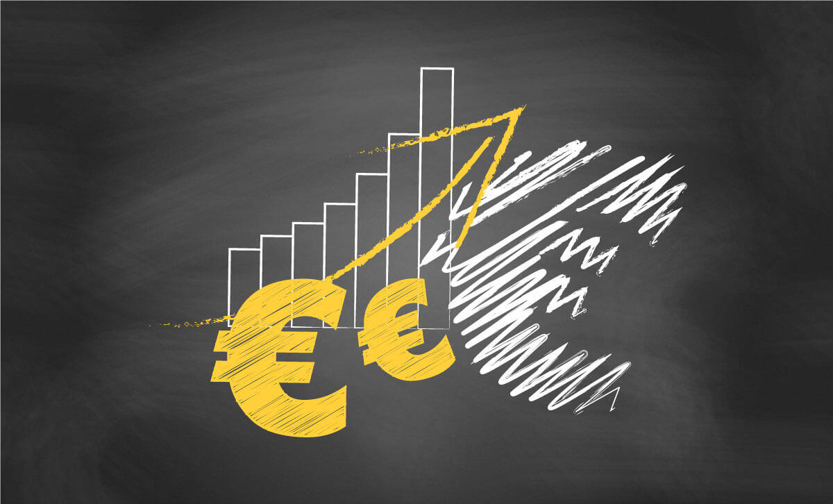 Viele Euro-Zeichen und ein Balkendiagramm auf einer Tafel 